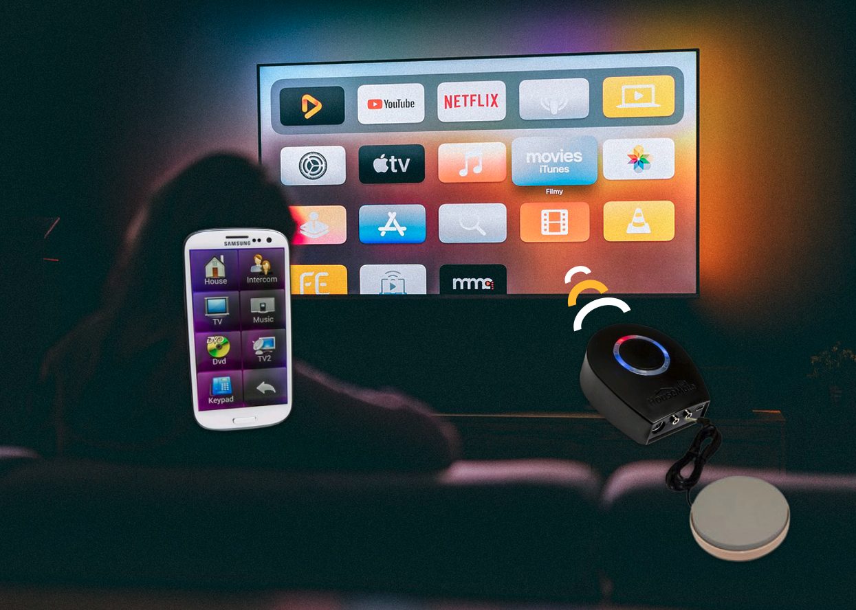 Fernseher, Smartphone und HouseMate-Steuerbox im Wohnzimmer