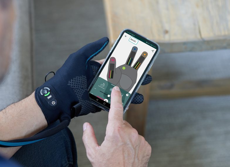 Die Carbonhand-App am Smartphone zeigt die Kraft je Finger