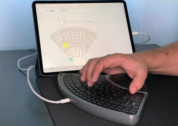 Eine Hand tippt auf der TiPY, daneben ein Tablet mit der Übungs-App
