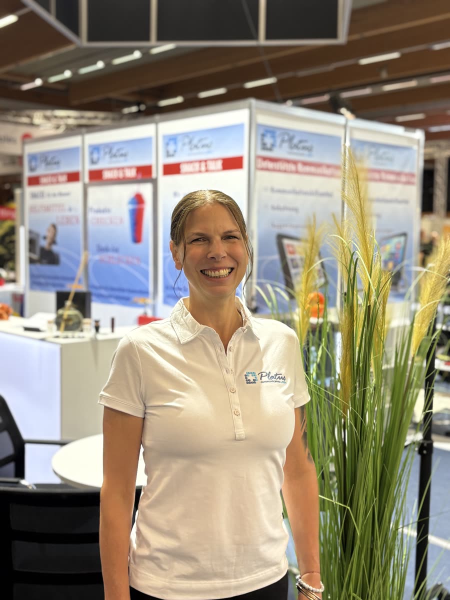Petra Zehentner am Platus-Messestand