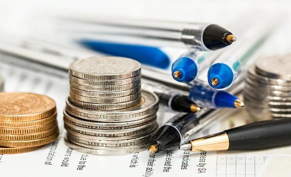 Unterlagen und ein Stift auf einem Tisch
