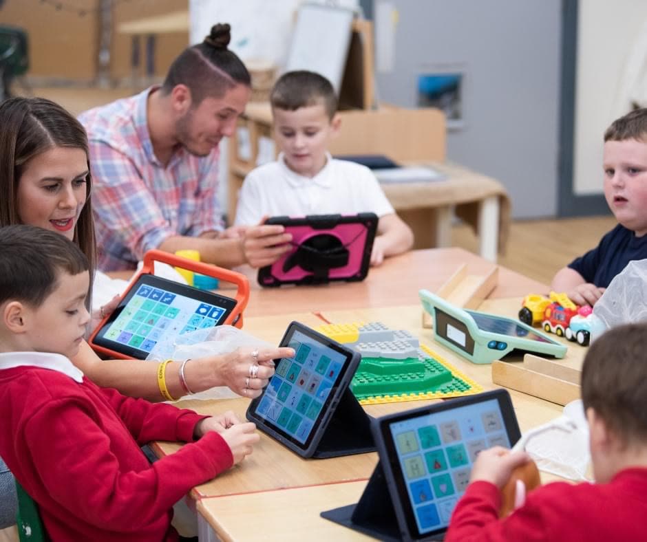 Gruppe uebt gemeinsam mit Tablets